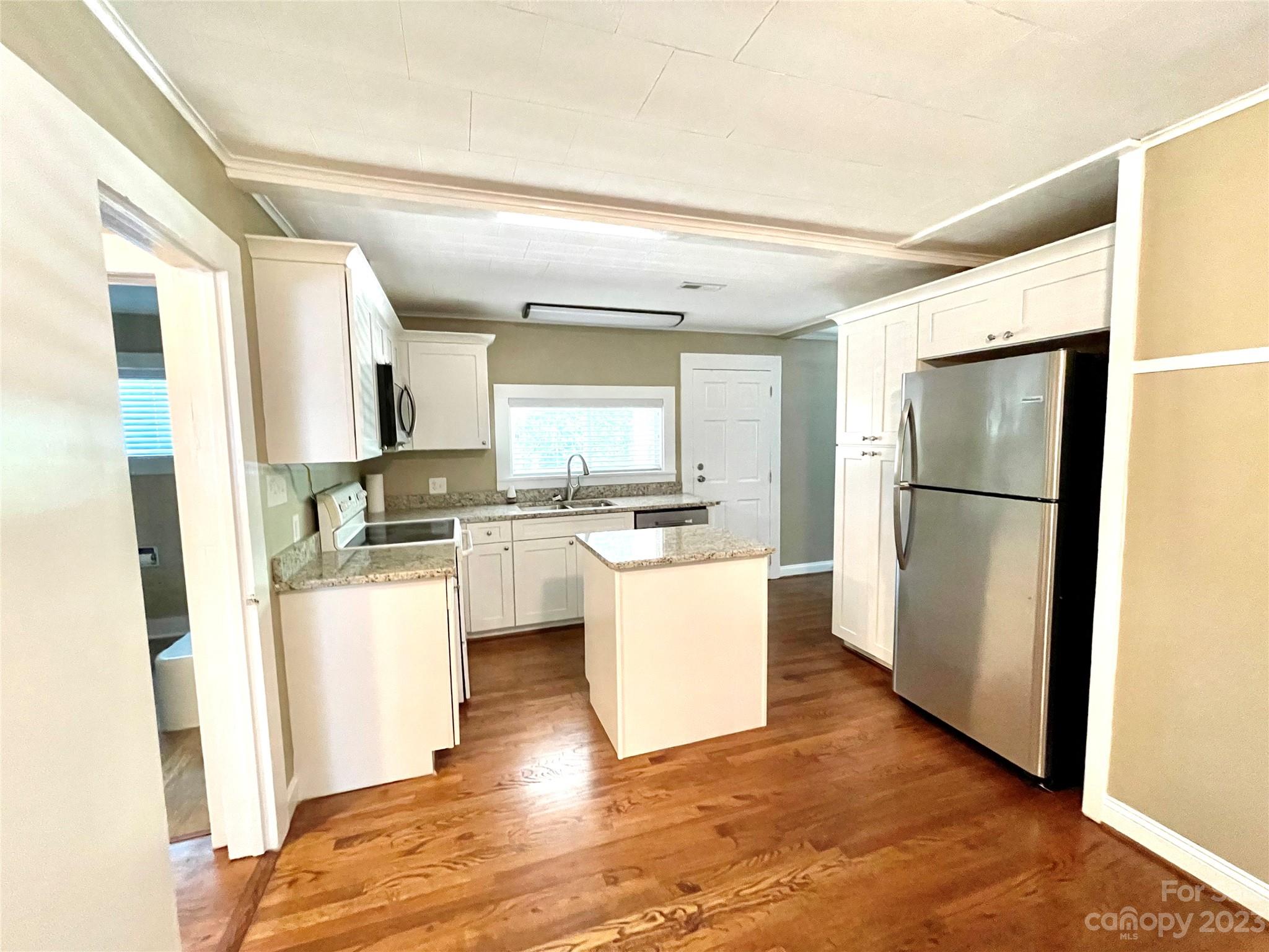 Photo 15 of 3270 Innes Street W