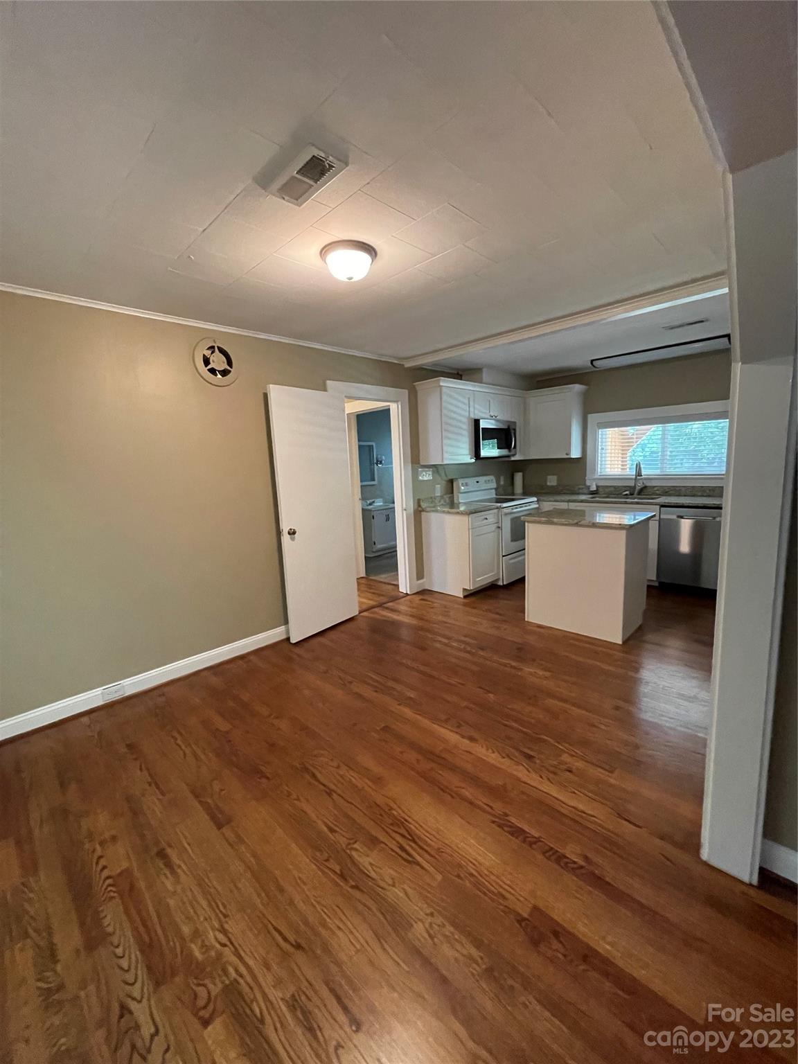 Photo 18 of 3270 Innes Street W