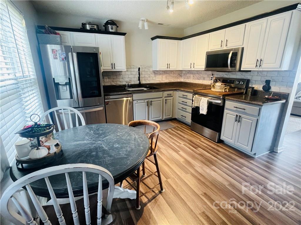 Photo 6 of 402 Trillium Court SW