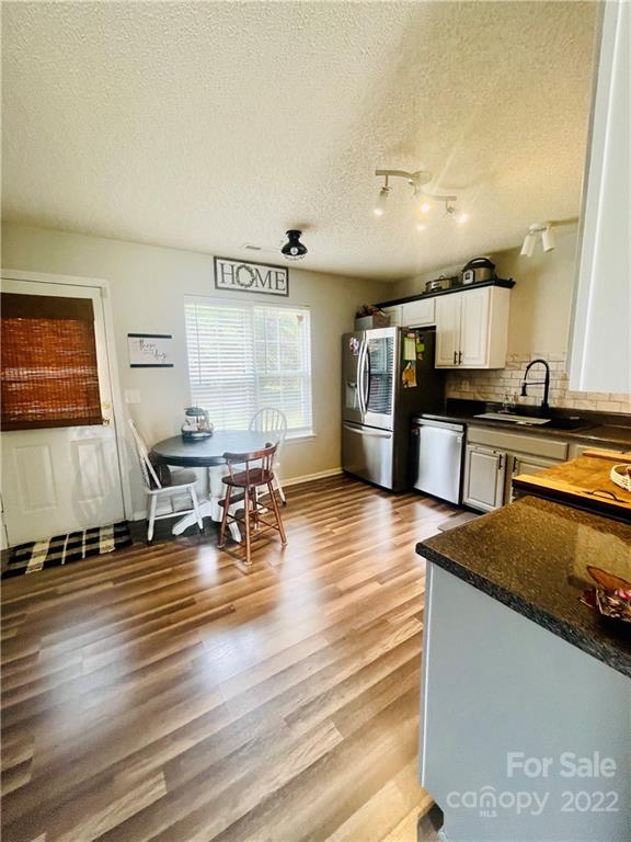 Photo 7 of 402 Trillium Court SW
